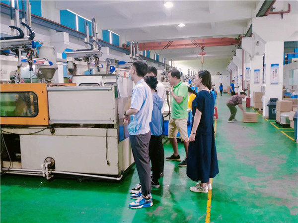 東莞振燁塑膠制品公司迎客戶實(shí)地考察，精密塑膠模具實(shí)力獲贊譽(yù)